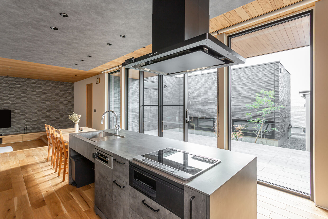 ダイワハウス 【40坪/夫婦】中庭を囲う平屋でプライベート感漂う家族の時間　写真10点掲載の建築実例画像3