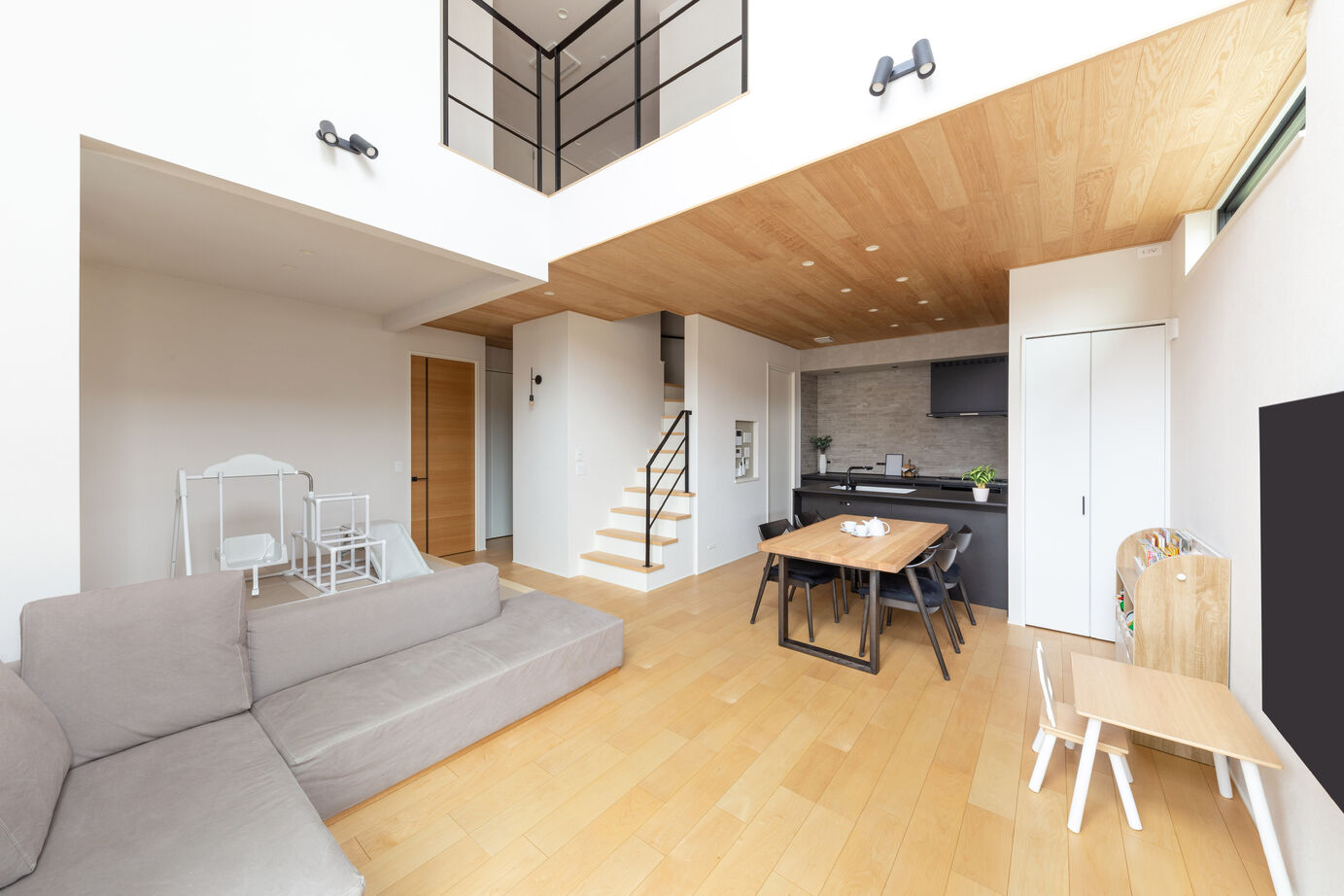 ダイワハウス 【37坪/夫婦＋子ども1人】明るい吹抜けを中心に、見守り育む暮らし　写真9点掲載の建築実例画像