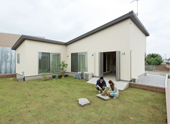Suumo 間取り有 広い庭を囲むようにl字型に平屋をデザイン ペットとの暮らしを楽しむ住まい アルネットホーム 本社の建築実例詳細 注文住宅