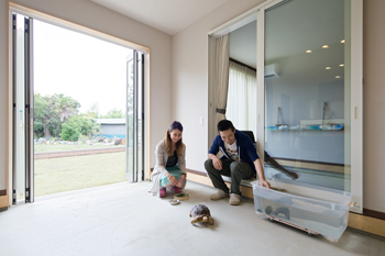 アルネットホーム 【間取り有】広い庭を囲むようにL字型に平屋をデザイン。ペットとの暮らしを楽しむ住まいの建築実例画像5