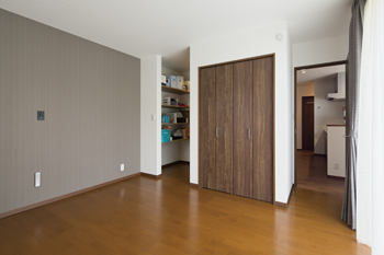 アルネットホーム 【間取り有】広い庭を囲むようにL字型に平屋をデザイン。ペットとの暮らしを楽しむ住まいの建築実例画像6