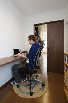 アルネットホーム 【間取り有】広い庭を囲むようにL字型に平屋をデザイン。ペットとの暮らしを楽しむ住まいの建築実例画像8