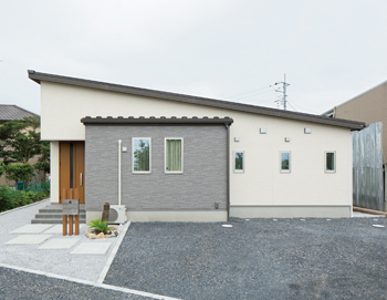 アルネットホーム 【間取り有】広い庭を囲むようにL字型に平屋をデザイン。ペットとの暮らしを楽しむ住まいの建築実例画像9