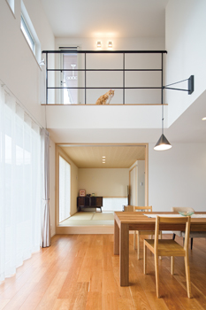 アルネットホーム 【間取り有】「デッキや庭で仲間とBBQ!」平屋風2階建てを実現し、自然を感じながら愛猫との暮らしを楽しむの建築実例画像3