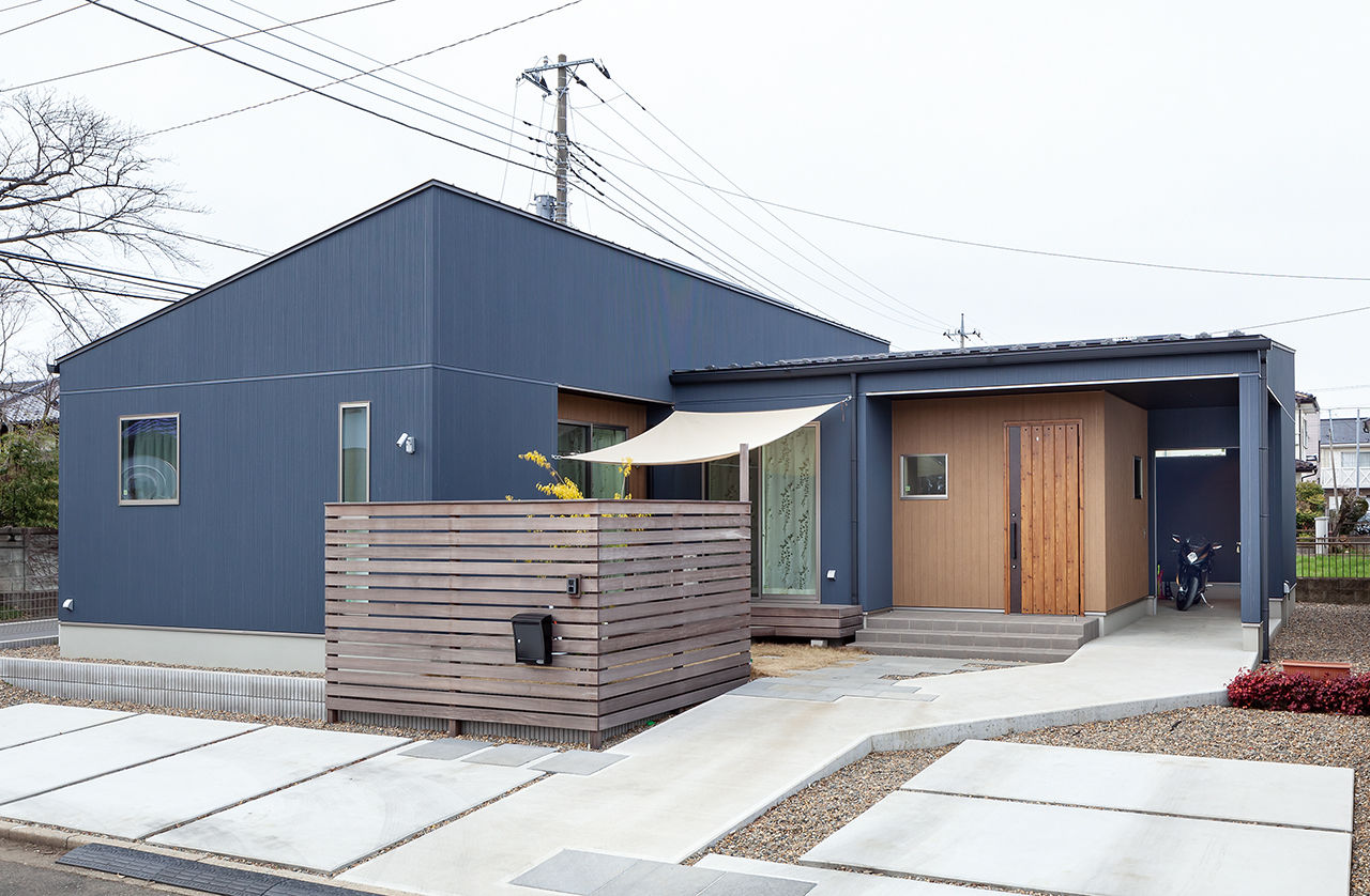 アルネットホーム 【間取図有】念願のバイクガレージを実現し、自然素材に包まれた空間に家族が集う平屋の建築実例画像2