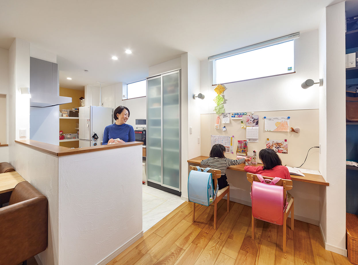 アルネットホーム 【間取図有】念願のバイクガレージを実現し、自然素材に包まれた空間に家族が集う平屋の建築実例画像4