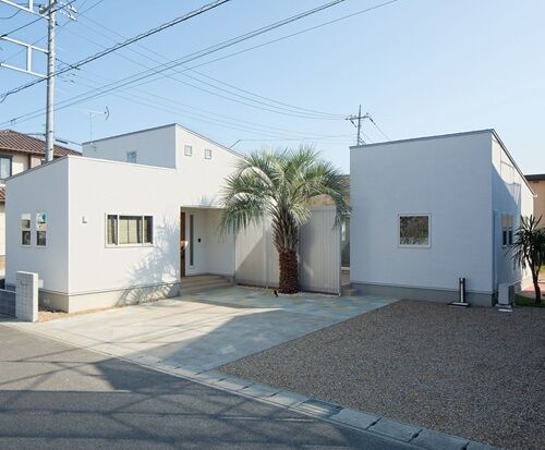 アルネットホーム 【間取り有】「無垢材の肌触りが気持ちいい！」光と風を楽しむ中庭のある平屋の建築実例画像1