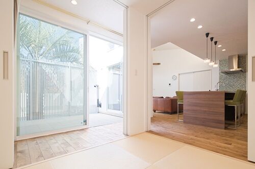 アルネットホーム 【間取り有】「無垢材の肌触りが気持ちいい！」光と風を楽しむ中庭のある平屋の建築実例画像2