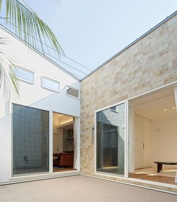 アルネットホーム 【間取り有】「無垢材の肌触りが気持ちいい！」光と風を楽しむ中庭のある平屋の建築実例画像6