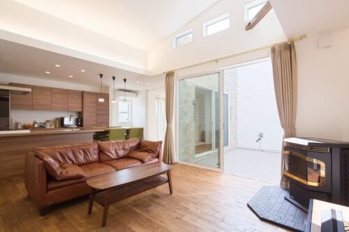 アルネットホーム 【間取り有】「無垢材の肌触りが気持ちいい！」光と風を楽しむ中庭のある平屋の建築実例画像7