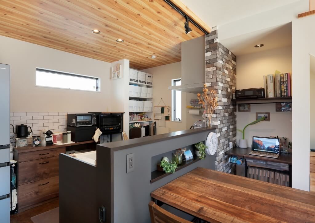 アルネットホーム 【桶川市/3LDK/40.8坪/吹抜け/デッキ/無垢床/室内物干し/WIC/外国風】家族時間を癒す光と木の温もりある家の建築実例画像3