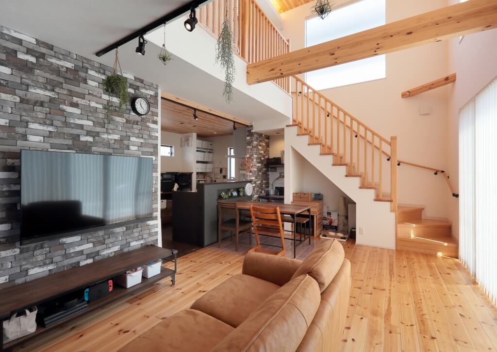 アルネットホーム 【桶川市/3LDK/40.8坪/吹抜け/デッキ/無垢床/室内物干し/WIC/外国風】家族時間を癒す光と木の温もりある家の建築実例画像4