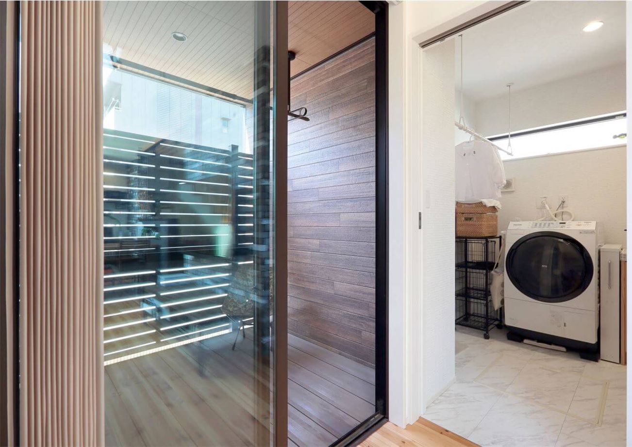 アルネットホーム 【桶川市/3LDK/40.8坪/吹抜け/デッキ/無垢床/室内物干し/WIC/外国風】家族時間を癒す光と木の温もりある家の建築実例画像5