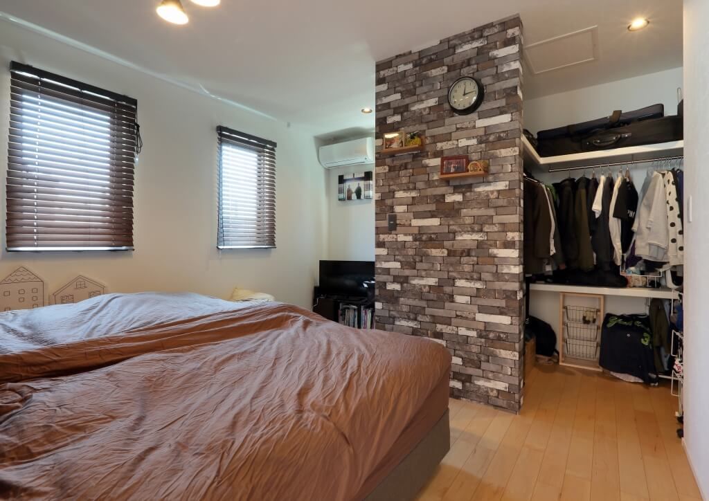 アルネットホーム 【桶川市/3LDK/40.8坪/吹抜け/デッキ/無垢床/室内物干し/WIC/外国風】家族時間を癒す光と木の温もりある家の建築実例画像6