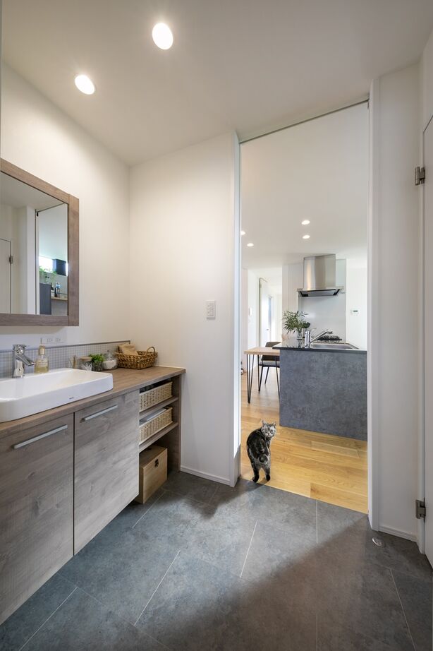 アルネットホーム 【間取り有】2つの庭を持つ開放的なコの字型の平屋。愛猫とのんびり過ごす日々の建築実例画像5