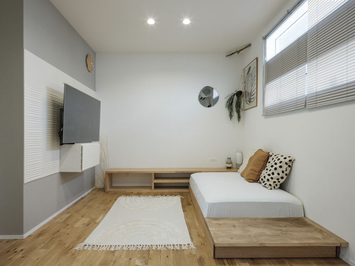 アルネットホーム 【間取り有】ウッドデッキで繋がるコの字型ホワイトハウスの建築実例画像2