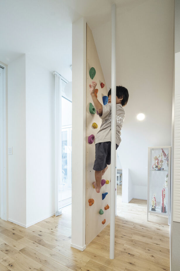 アルネットホーム 【間取り有】ウッドデッキで繋がるコの字型ホワイトハウスの建築実例画像3