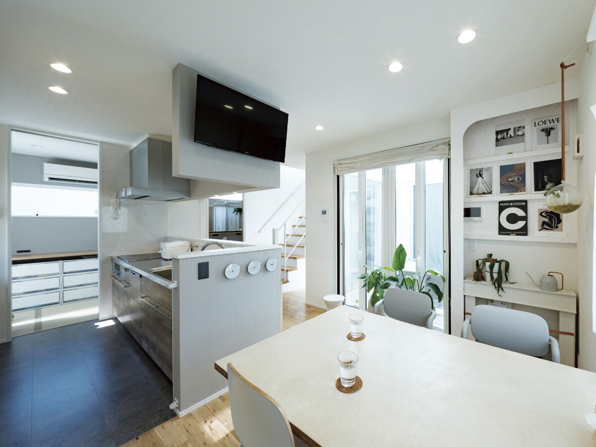 アルネットホーム 【間取り有】ウッドデッキで繋がるコの字型ホワイトハウスの建築実例画像4