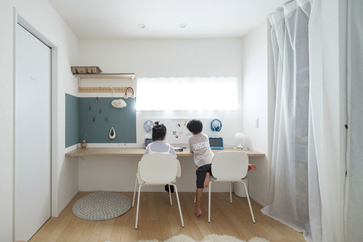 アルネットホーム 【間取り有】ウッドデッキで繋がるコの字型ホワイトハウスの建築実例画像9