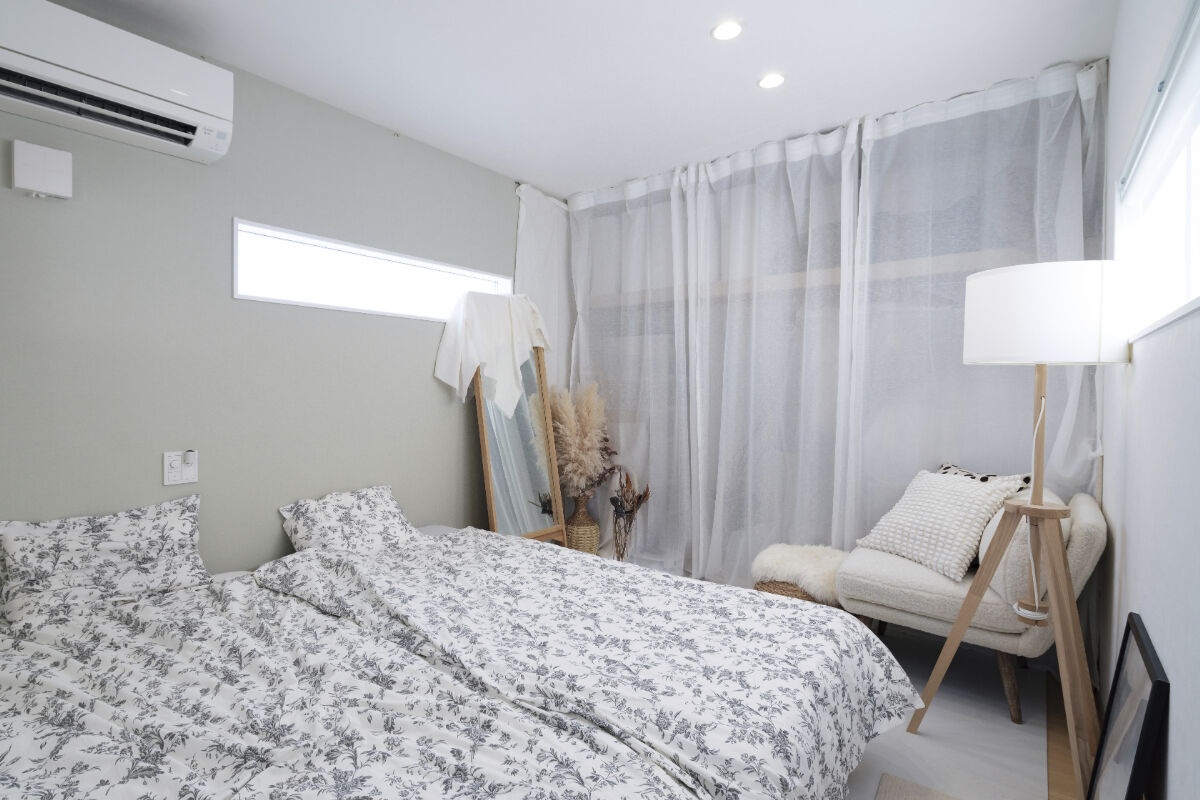 アルネットホーム 【間取り有】ウッドデッキで繋がるコの字型ホワイトハウスの建築実例画像11