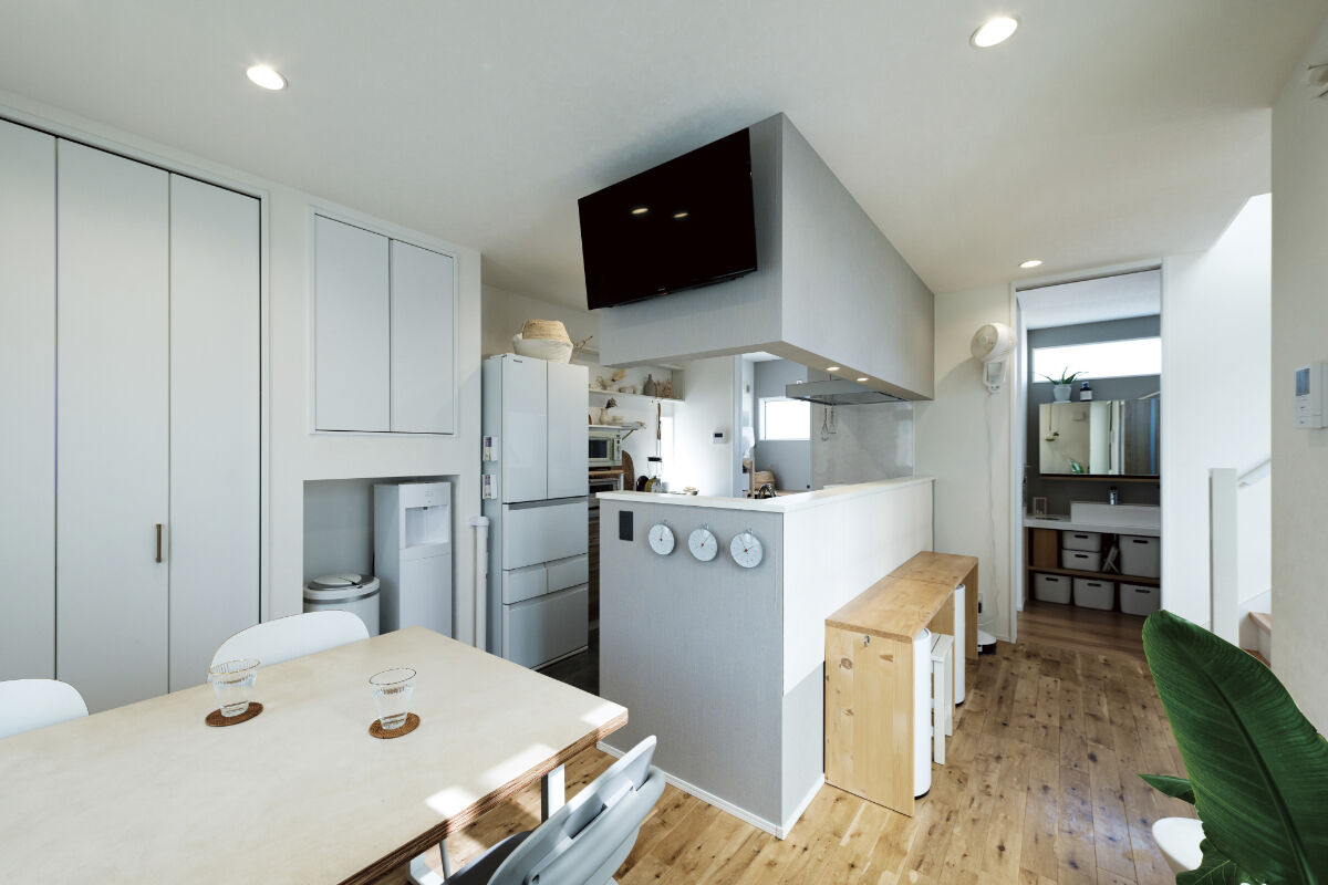 アルネットホーム 【間取り有】ウッドデッキで繋がるコの字型ホワイトハウスの建築実例画像12