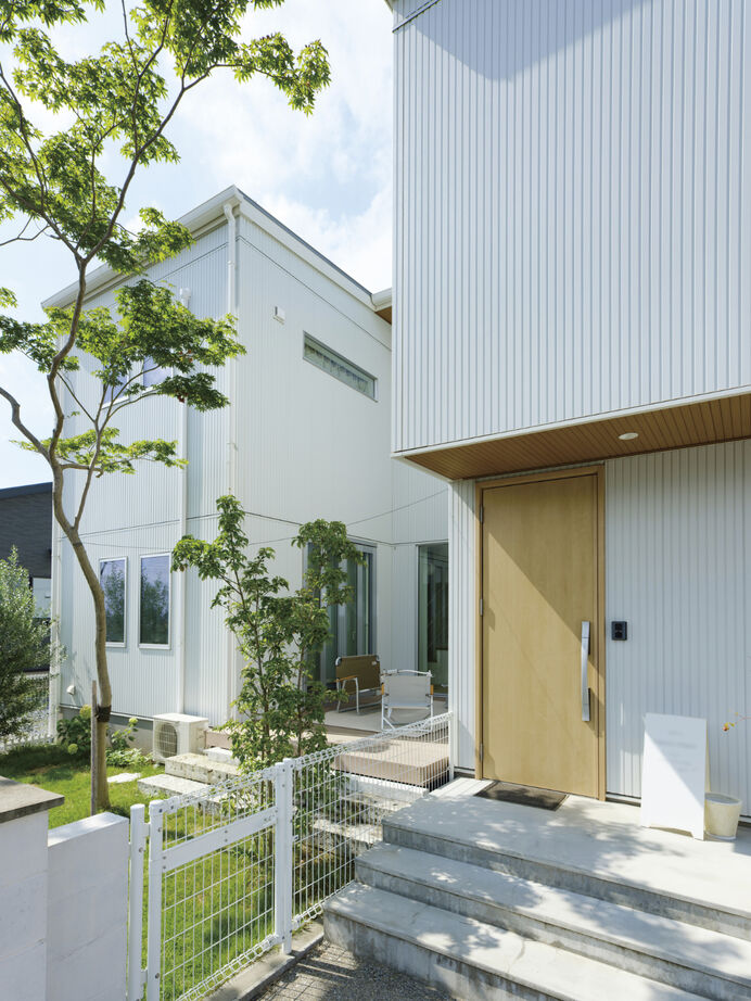 アルネットホーム 【間取り有】ウッドデッキで繋がるコの字型ホワイトハウスの建築実例画像14