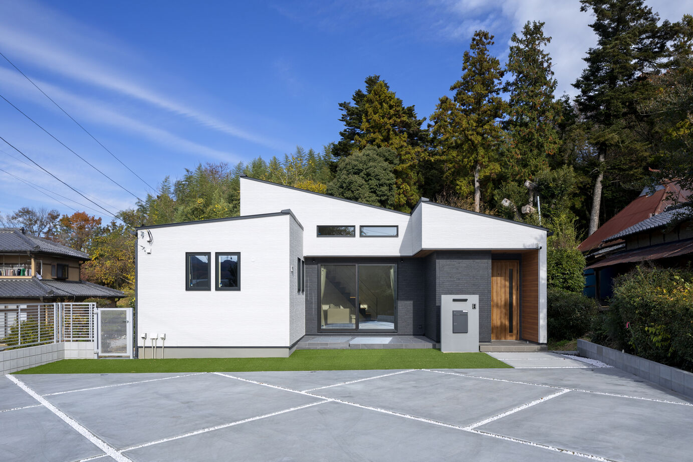 アルネットホーム 【間取り有】優しい光が射し込む家事楽コの字型平屋の建築実例画像1