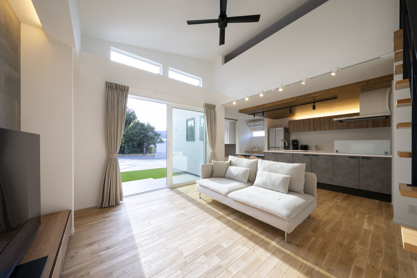 アルネットホーム 【間取り有】優しい光が射し込む家事楽コの字型平屋の建築実例画像2