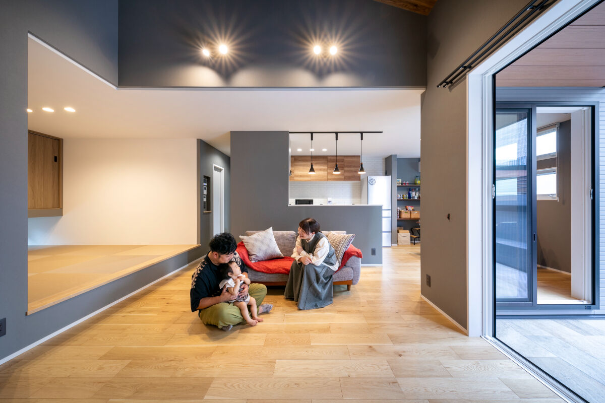 アルネットホーム 【間取り有】内外つながるプライベート中庭のモダン平屋の建築実例画像2