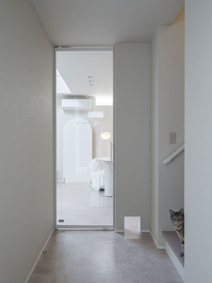 アルネットホーム 【間取り有】中庭の光で猫と日向ぼっこ　まるで美術館な白い邸宅の建築実例画像4