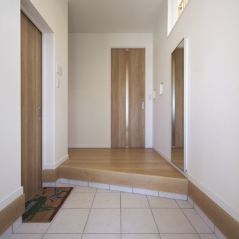 三昭堂 【ナチュラル×書斎】まるで森の中に佇むログハウスのような住まい。家族がつながる吹き抜け空間の建築実例画像2