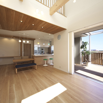 三昭堂 【ナチュラル×書斎】まるで森の中に佇むログハウスのような住まい。家族がつながる吹き抜け空間の建築実例画像3