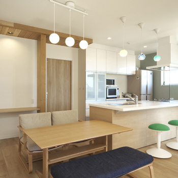 三昭堂 【ナチュラル×書斎】まるで森の中に佇むログハウスのような住まい。家族がつながる吹き抜け空間の建築実例画像4