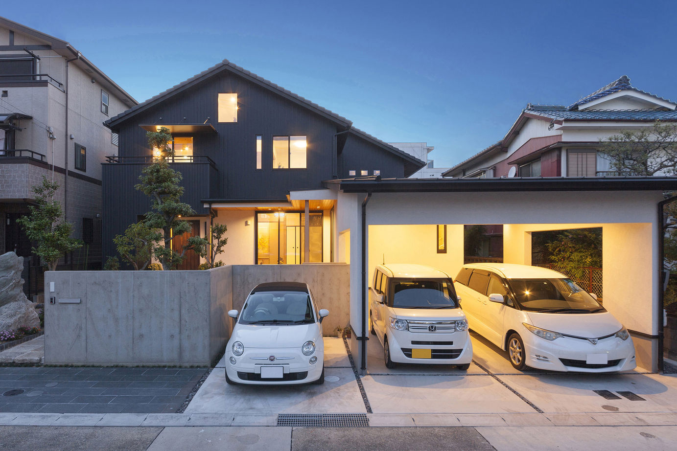 三昭堂 【名古屋市/二世帯/完全分離型間取り】家族が自然に集う縁側のある和室。外観に合わせガレージも完備の建築実例画像1