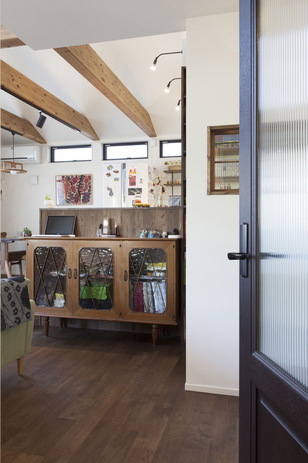 三昭堂 【名古屋市/二世帯/完全分離型間取り】家族が自然に集う縁側のある和室。外観に合わせガレージも完備の建築実例画像2