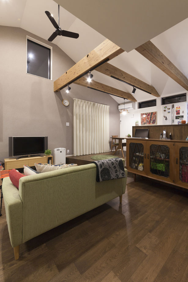 三昭堂 【名古屋市/二世帯/完全分離型間取り】家族が自然に集う縁側のある和室。外観に合わせガレージも完備の建築実例画像4