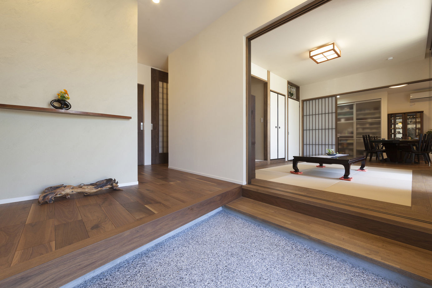 三昭堂 【名古屋市/二世帯/完全分離型間取り】家族が自然に集う縁側のある和室。外観に合わせガレージも完備の建築実例画像6