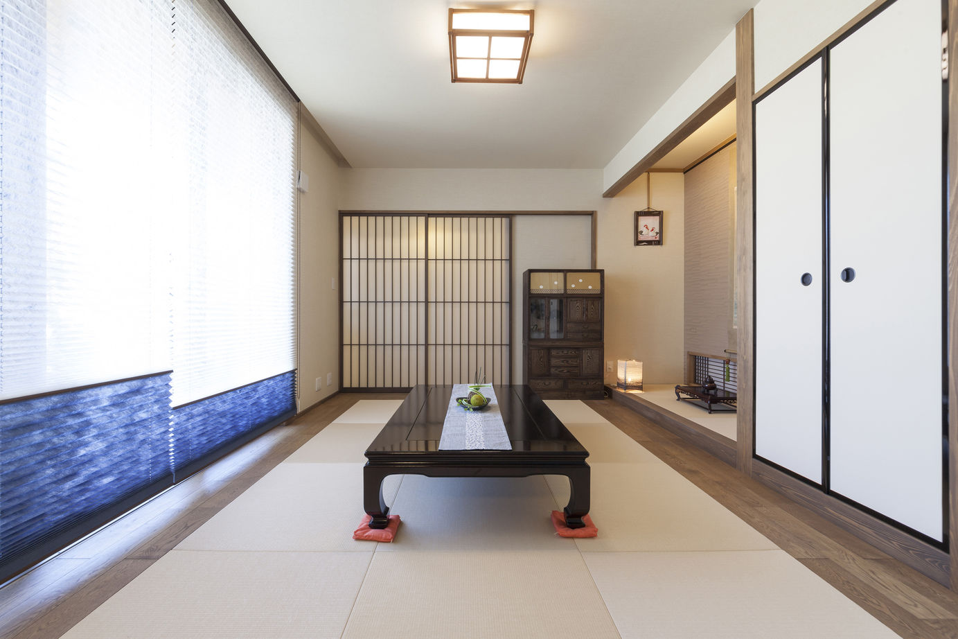 三昭堂 【名古屋市/二世帯/完全分離型間取り】家族が自然に集う縁側のある和室。外観に合わせガレージも完備の建築実例画像7