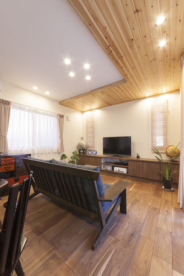 三昭堂 【名古屋市/二世帯/完全分離型間取り】家族が自然に集う縁側のある和室。外観に合わせガレージも完備の建築実例画像8