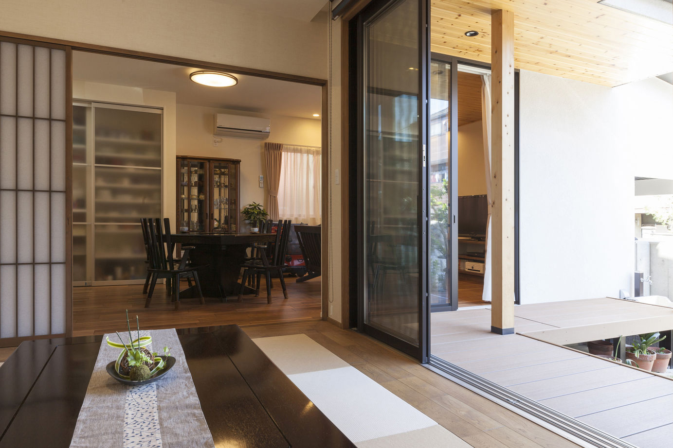 三昭堂 【名古屋市/二世帯/完全分離型間取り】家族が自然に集う縁側のある和室。外観に合わせガレージも完備の建築実例画像9