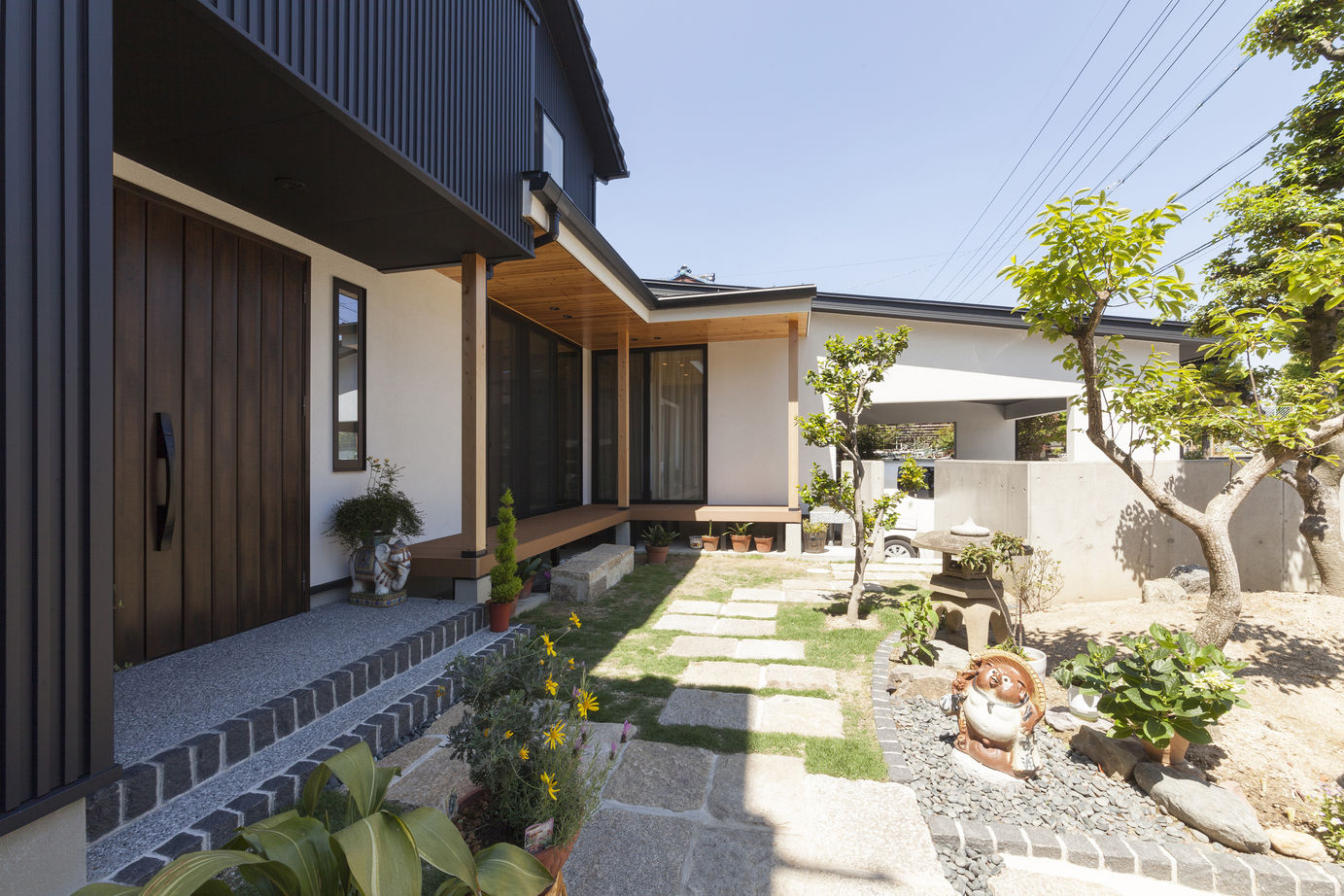 三昭堂 【名古屋市/二世帯/完全分離型間取り】家族が自然に集う縁側のある和室。外観に合わせガレージも完備の建築実例画像10