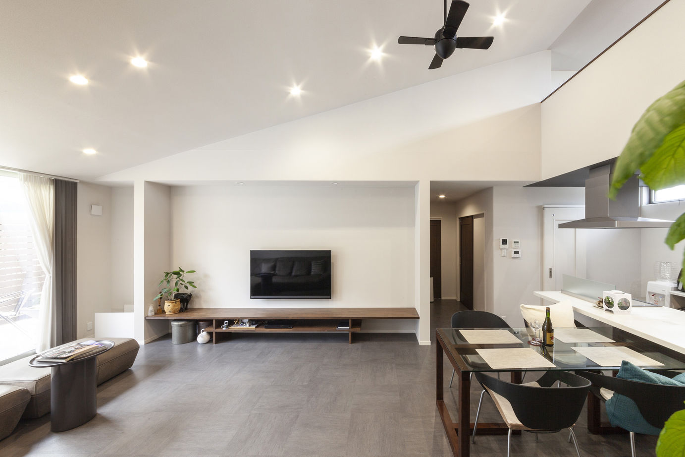 三昭堂 【岐阜県/平屋/間取り図】片流れの屋根デザイン。勾配を活かした小屋裏スペース。吹き抜け感のある平屋実例の建築実例画像3