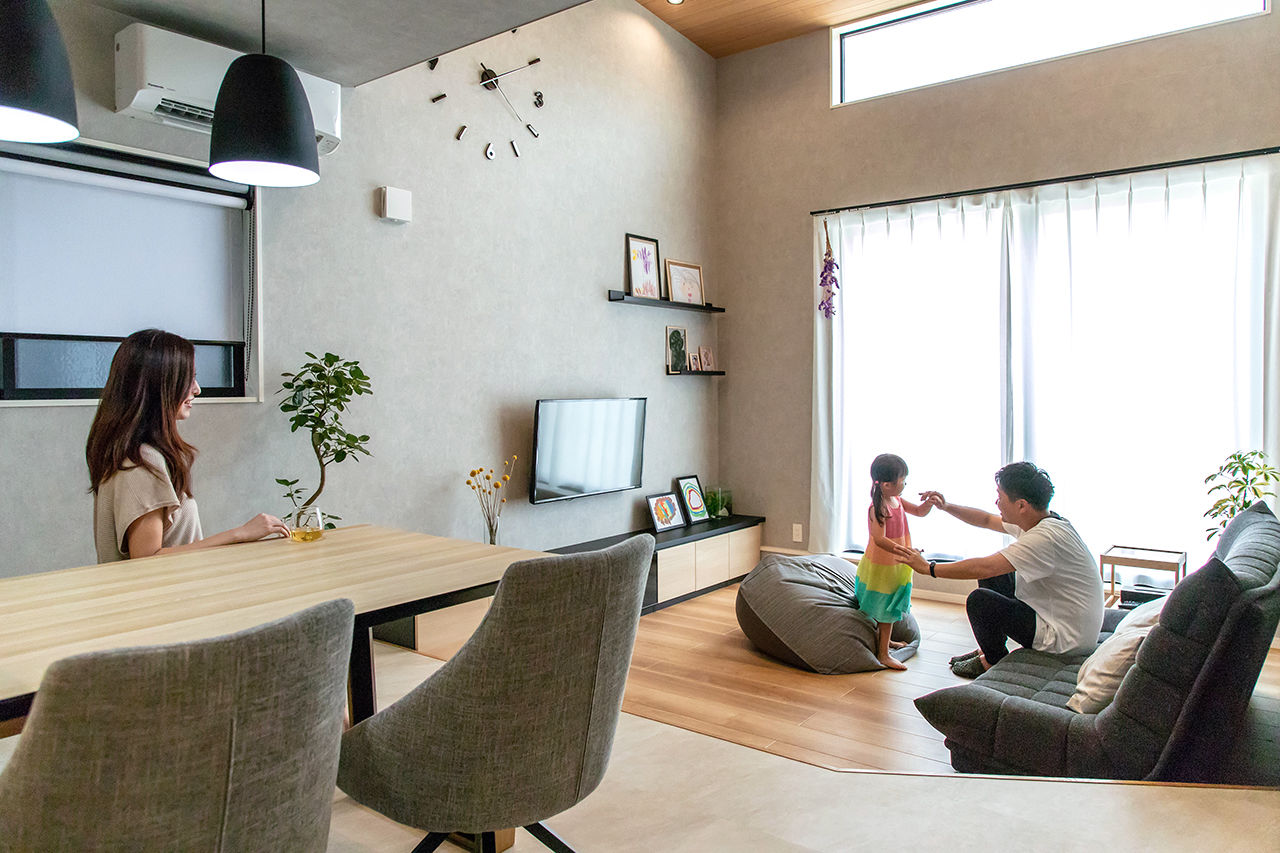 三昭堂 【愛知県/間取り図】吹き抜けではなく高天井を採用。ダウンフロアで空間の広がりをプラスしたZEH住宅の建築実例画像1