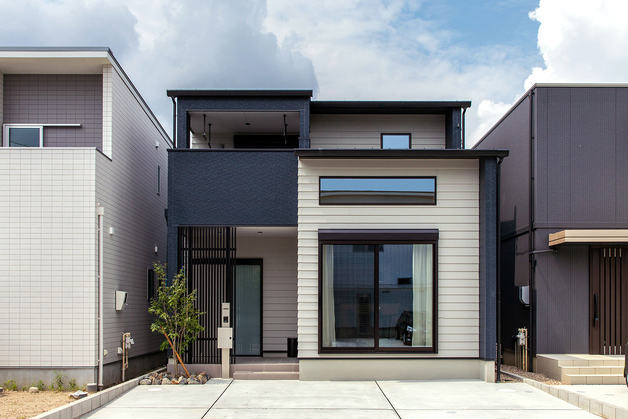 三昭堂 【愛知県/間取り図】吹き抜けではなく高天井を採用。ダウンフロアで空間の広がりをプラスしたZEH住宅の建築実例画像2