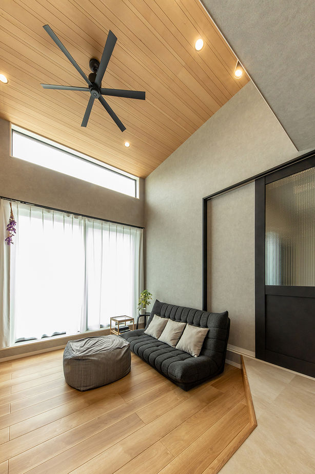 三昭堂 【愛知県/間取り図】吹き抜けではなく高天井を採用。ダウンフロアで空間の広がりをプラスしたZEH住宅の建築実例画像4