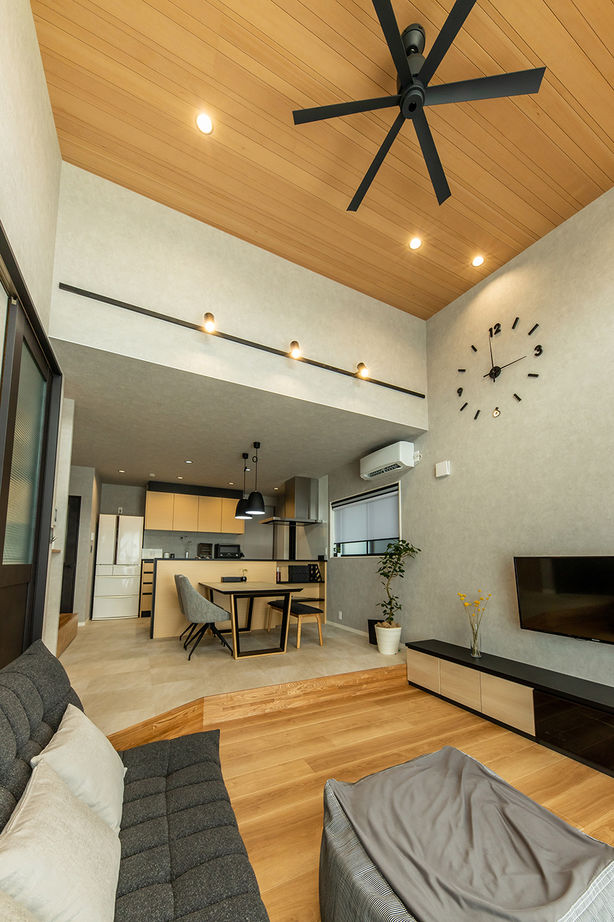 三昭堂 【愛知県/間取り図】吹き抜けではなく高天井を採用。ダウンフロアで空間の広がりをプラスしたZEH住宅の建築実例画像5