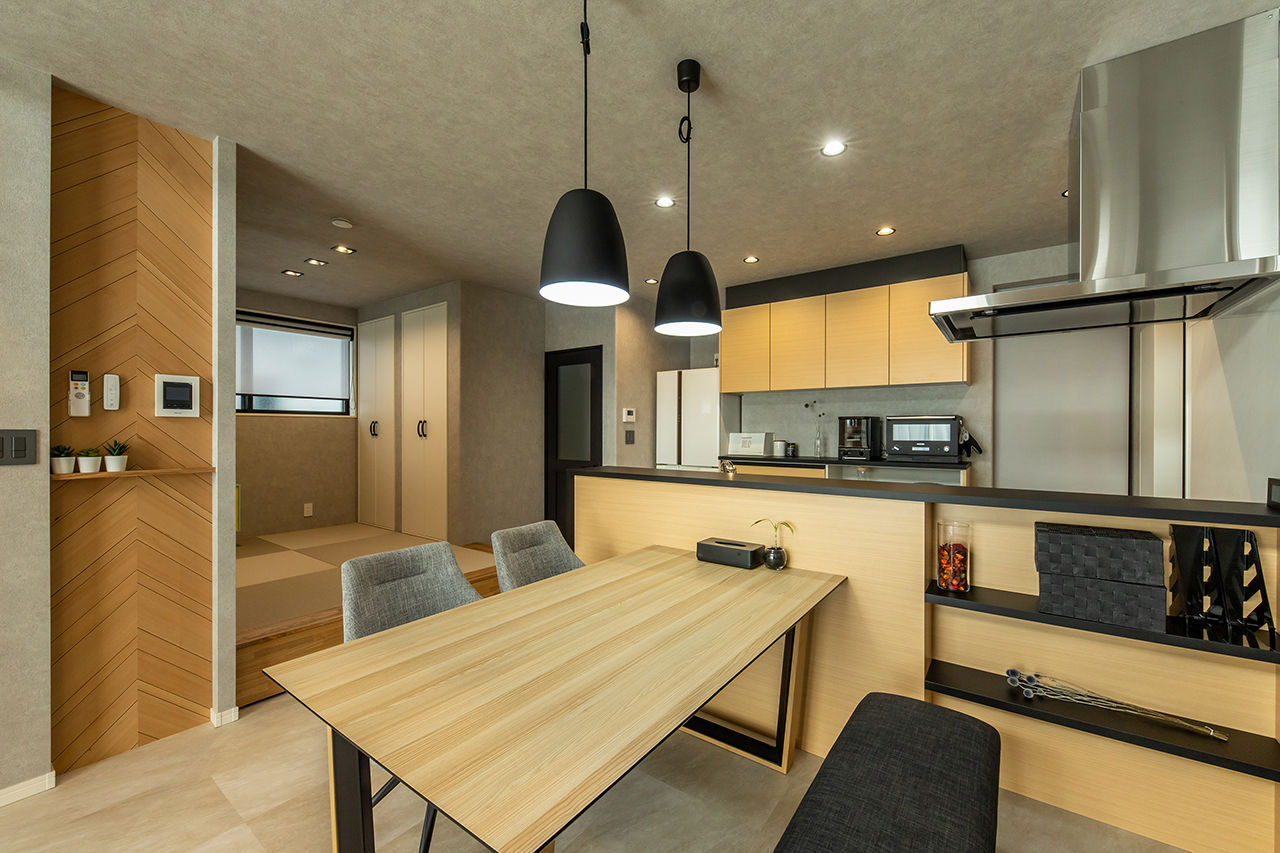 三昭堂 【愛知県/間取り図】吹き抜けではなく高天井を採用。ダウンフロアで空間の広がりをプラスしたZEH住宅の建築実例画像6