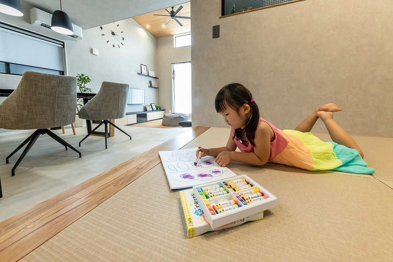 三昭堂 【愛知県/間取り図】吹き抜けではなく高天井を採用。ダウンフロアで空間の広がりをプラスしたZEH住宅の建築実例画像8