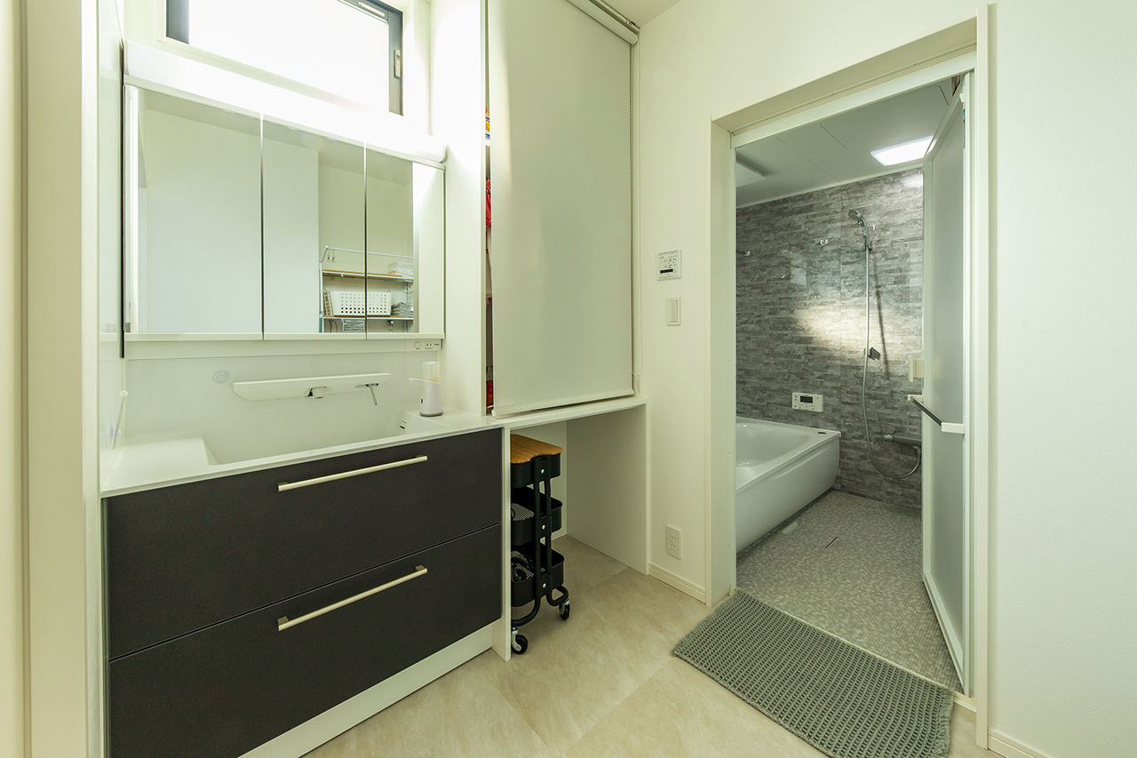 三昭堂 【愛知県/間取り図】吹き抜けではなく高天井を採用。ダウンフロアで空間の広がりをプラスしたZEH住宅の建築実例画像10