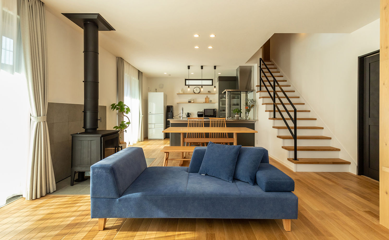 三昭堂 【一宮市/2000万円台/間取り図】薪ストーブで日常に安らぎを。本格キッチンで料理も捗るおしゃれな2階建ての建築実例画像1